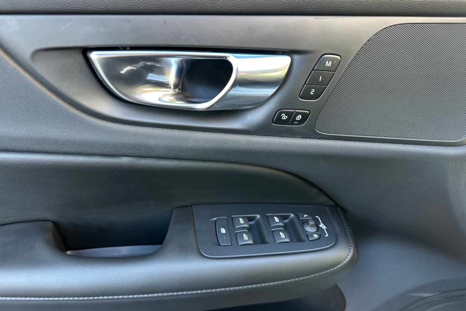 2023 Volvo S60 Recharge Plug-In Hybrid T8 Core Dark Theme