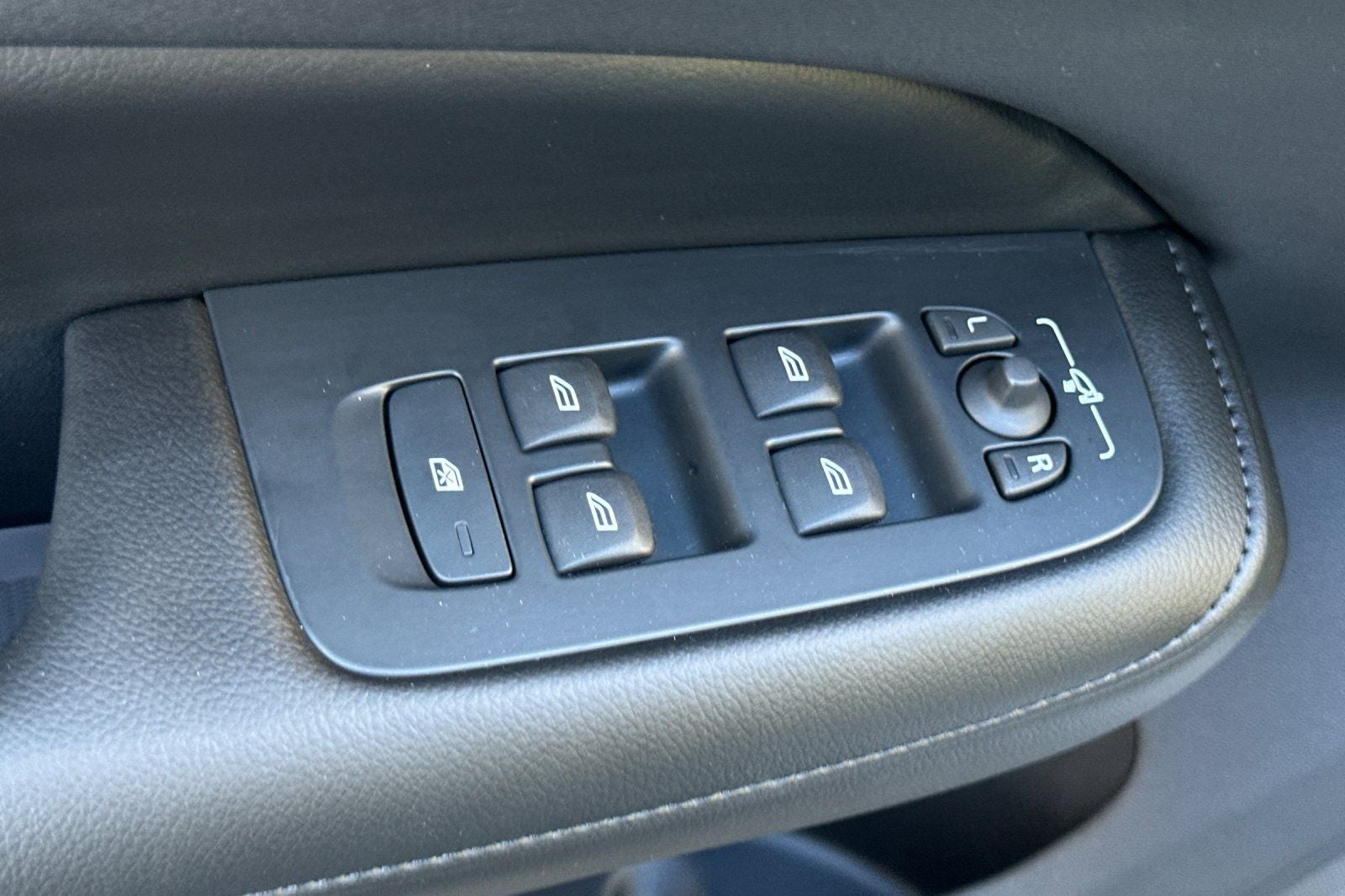 2023 Volvo S60 Recharge Plug-In Hybrid T8 Core Dark Theme