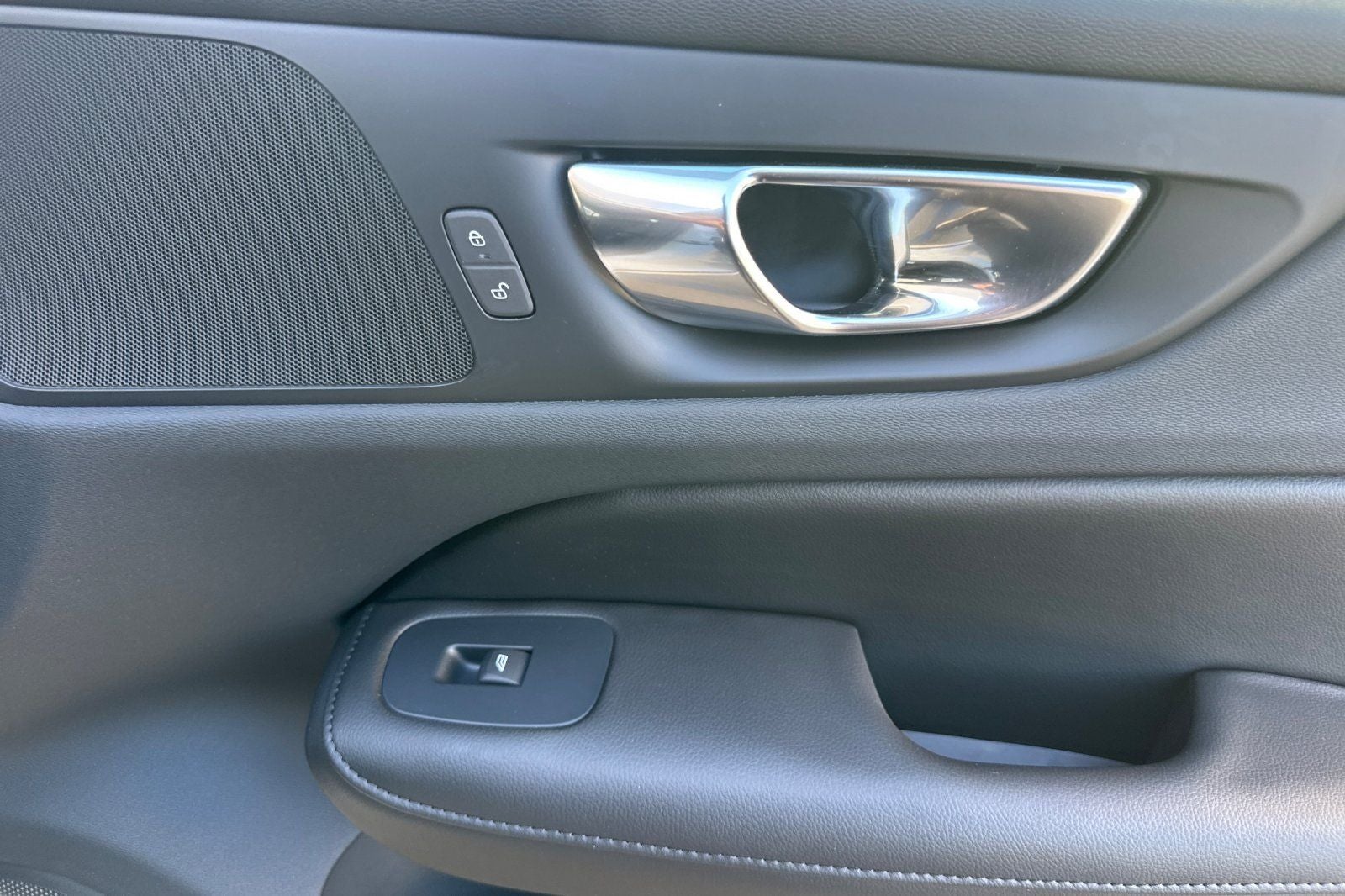 2023 Volvo S60 Recharge Plug-In Hybrid T8 Core Dark Theme