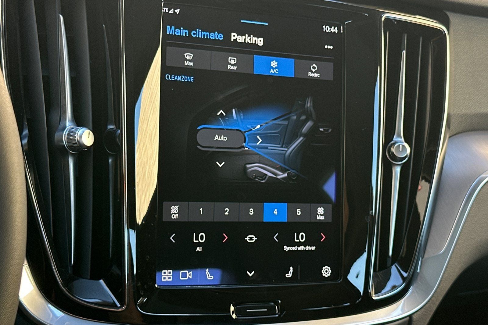 2023 Volvo S60 Recharge Plug-In Hybrid T8 Core Dark Theme