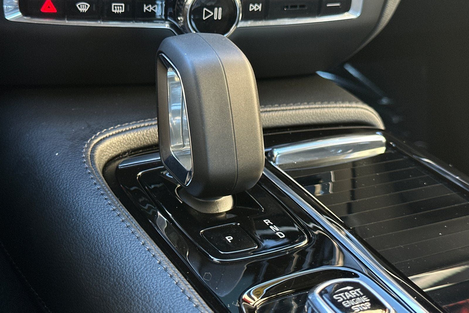 2023 Volvo S60 Recharge Plug-In Hybrid T8 Core Dark Theme