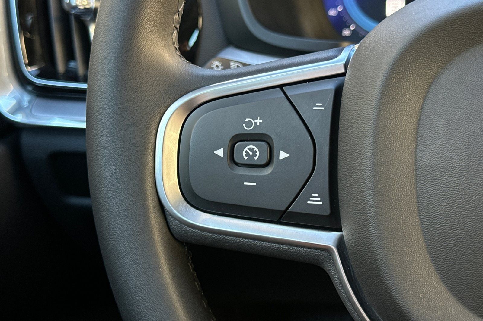 2023 Volvo S60 Recharge Plug-In Hybrid T8 Core Dark Theme