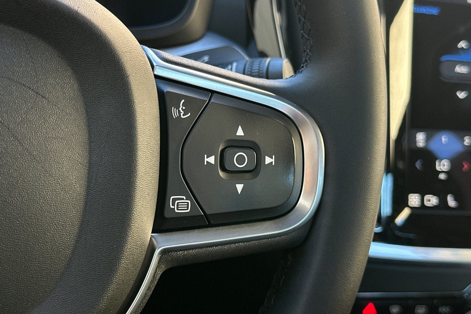 2023 Volvo S60 Recharge Plug-In Hybrid T8 Core Dark Theme