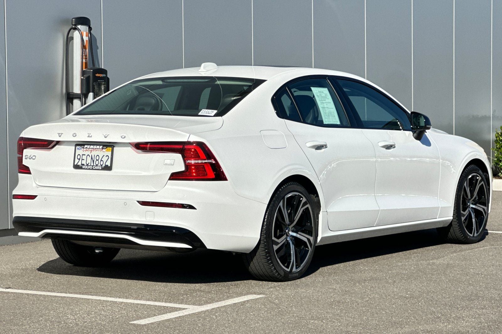 2023 Volvo S60 Recharge Plug-In Hybrid T8 Core Dark Theme