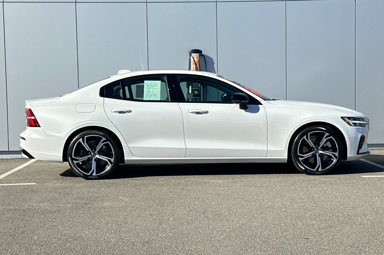 2023 Volvo S60 Recharge Plug-In Hybrid T8 Core Dark Theme