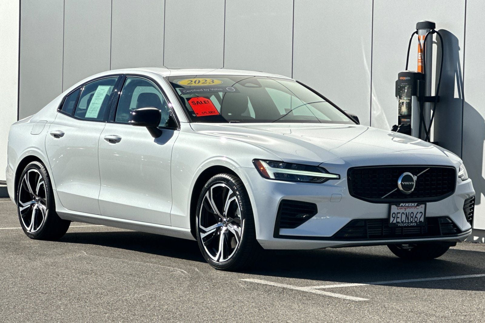 2023 Volvo S60 Recharge Plug-In Hybrid T8 Core Dark Theme