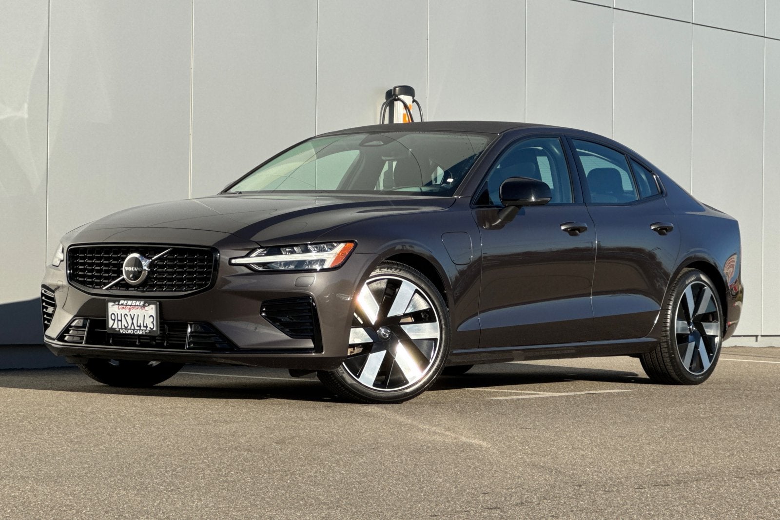 2024 Volvo S60 Recharge Plug-In Hybrid T8 Plus Dark Theme
