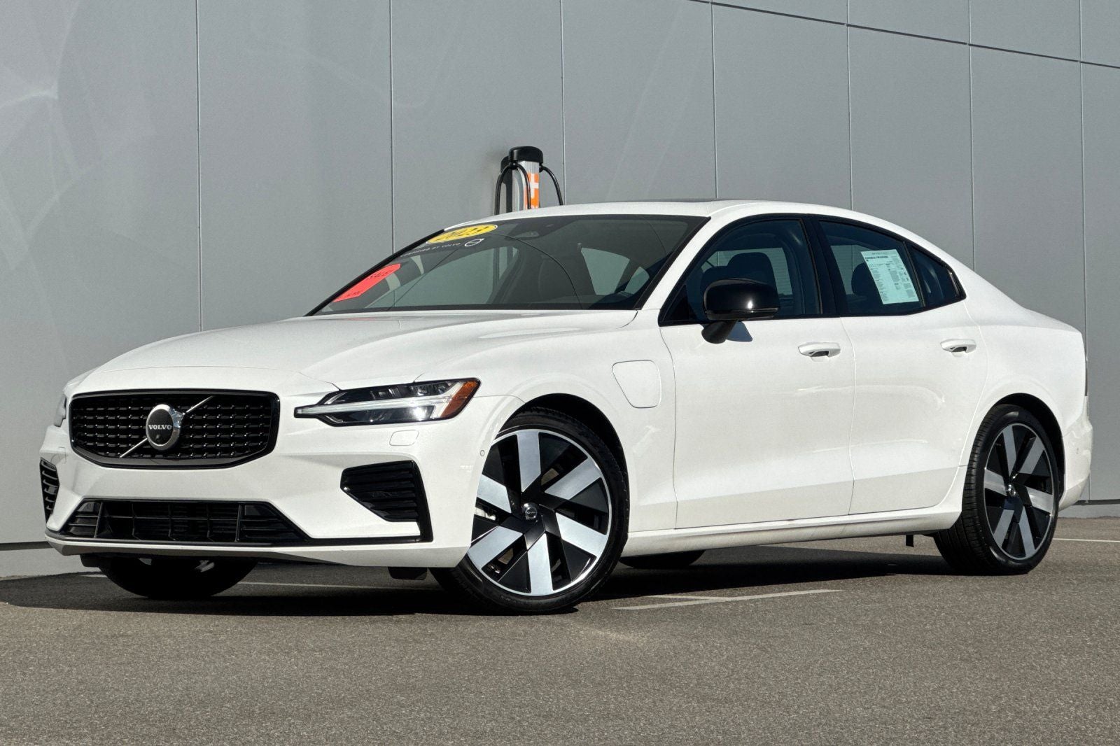 2023 Volvo S60 Recharge Plug-In Hybrid T8 Plus Dark Theme