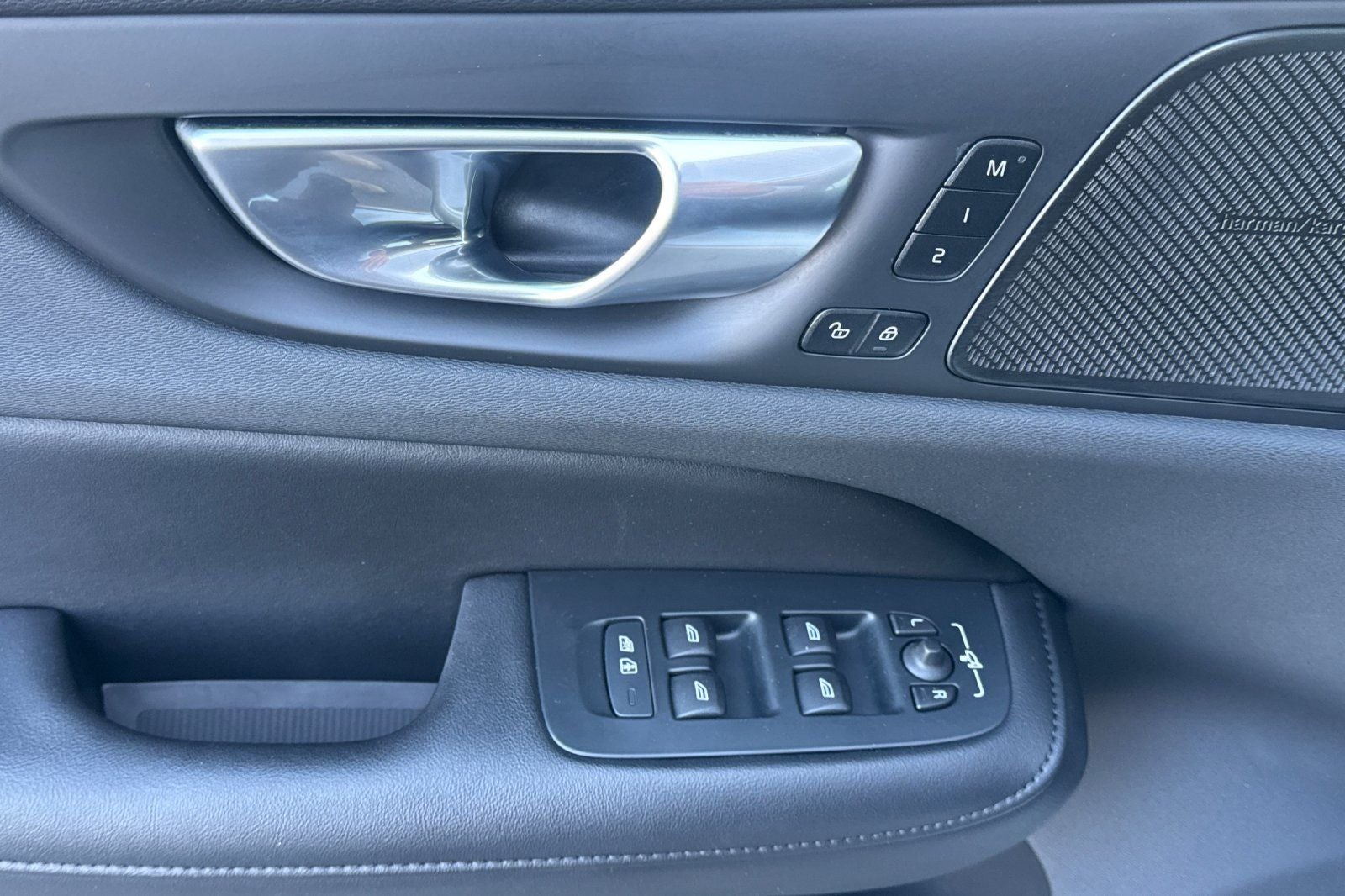 2023 Volvo S60 Recharge Plug-In Hybrid T8 Plus Dark Theme