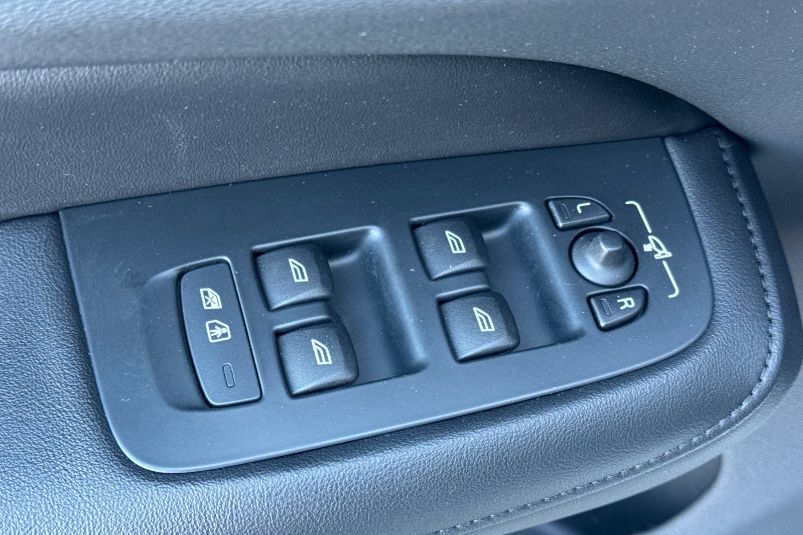 2023 Volvo S60 Recharge Plug-In Hybrid T8 Plus Dark Theme