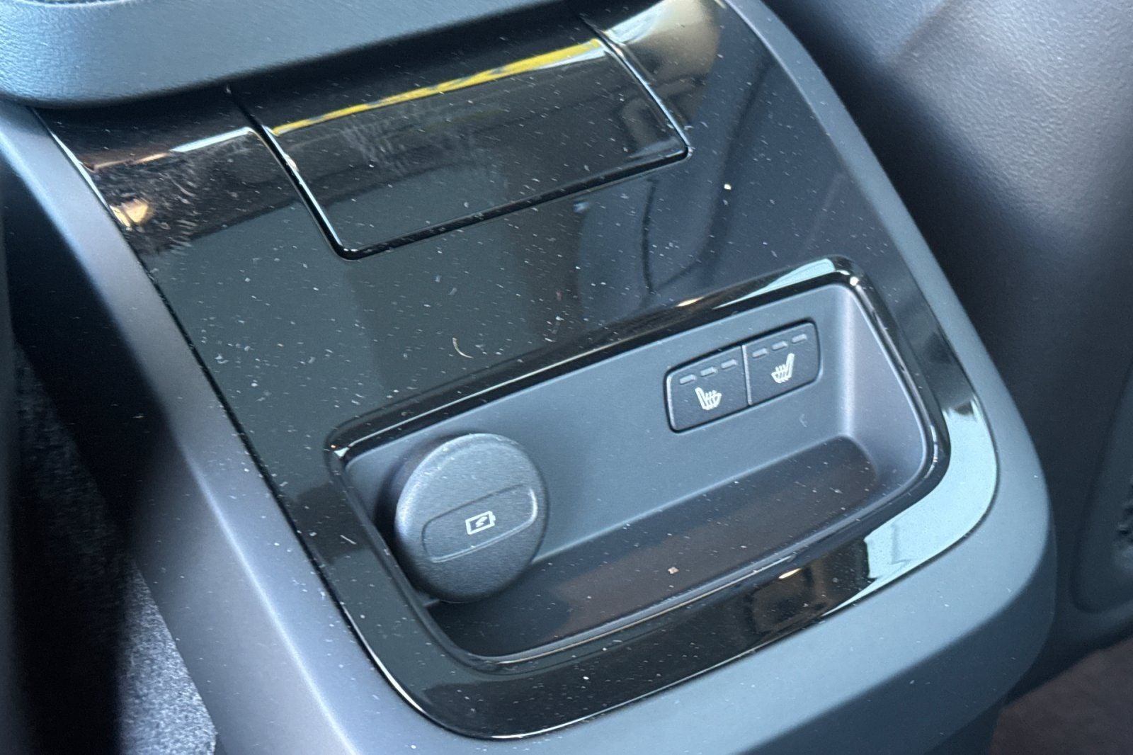 2023 Volvo S60 Recharge Plug-In Hybrid T8 Plus Dark Theme