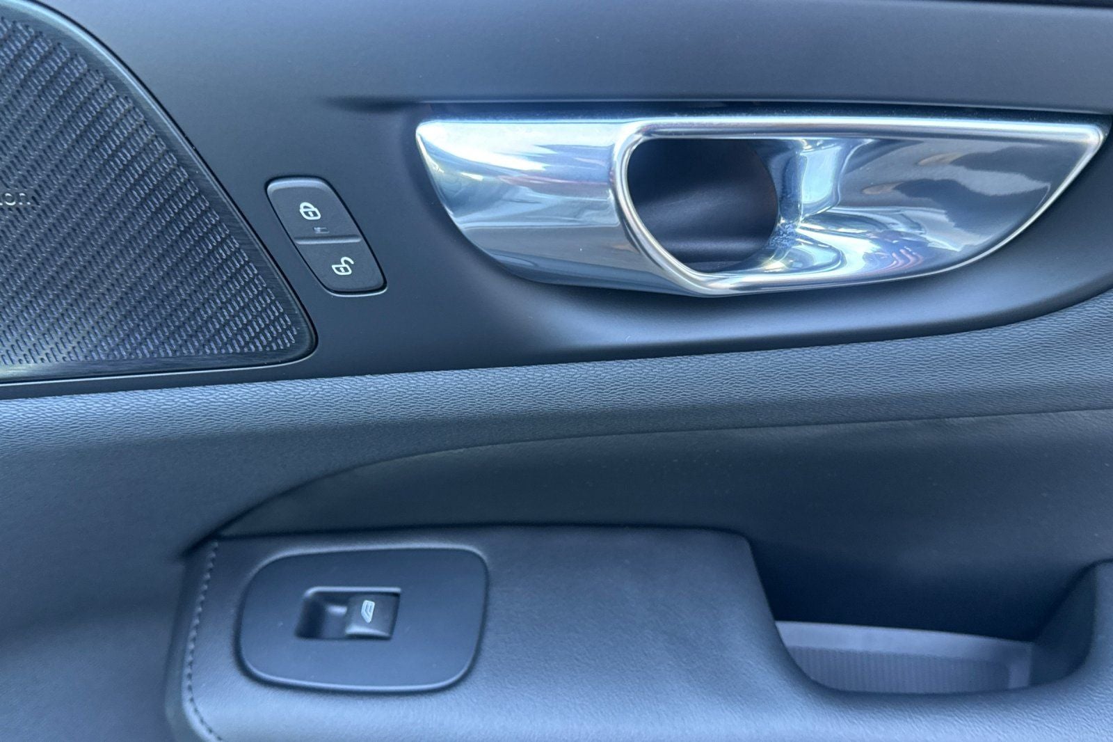 2023 Volvo S60 Recharge Plug-In Hybrid T8 Plus Dark Theme