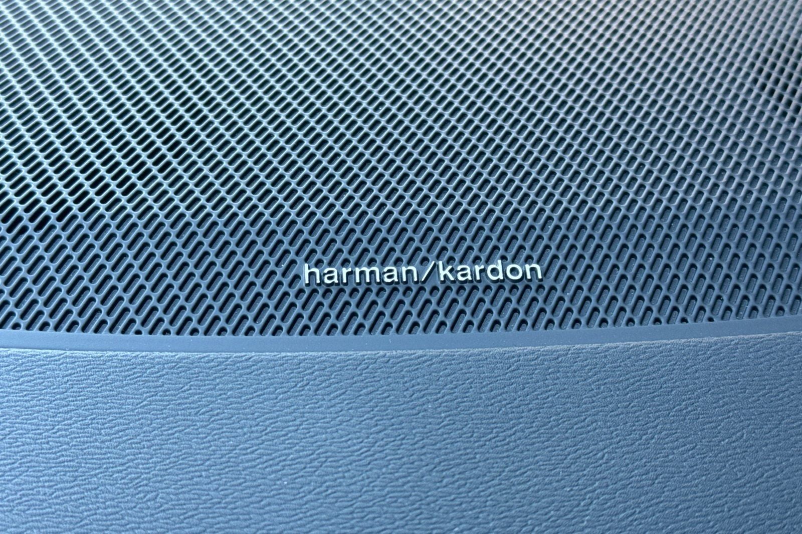 2023 Volvo S60 Recharge Plug-In Hybrid T8 Plus Dark Theme