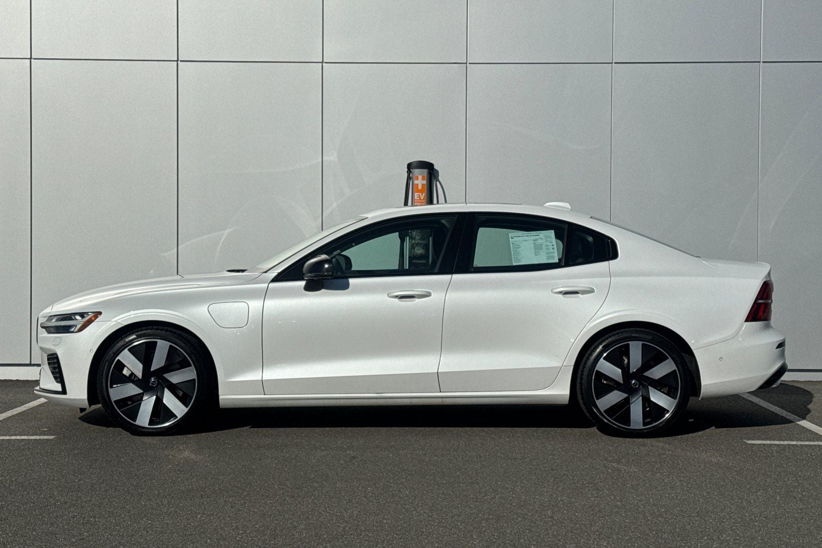 2023 Volvo S60 Recharge Plug-In Hybrid T8 Plus Dark Theme