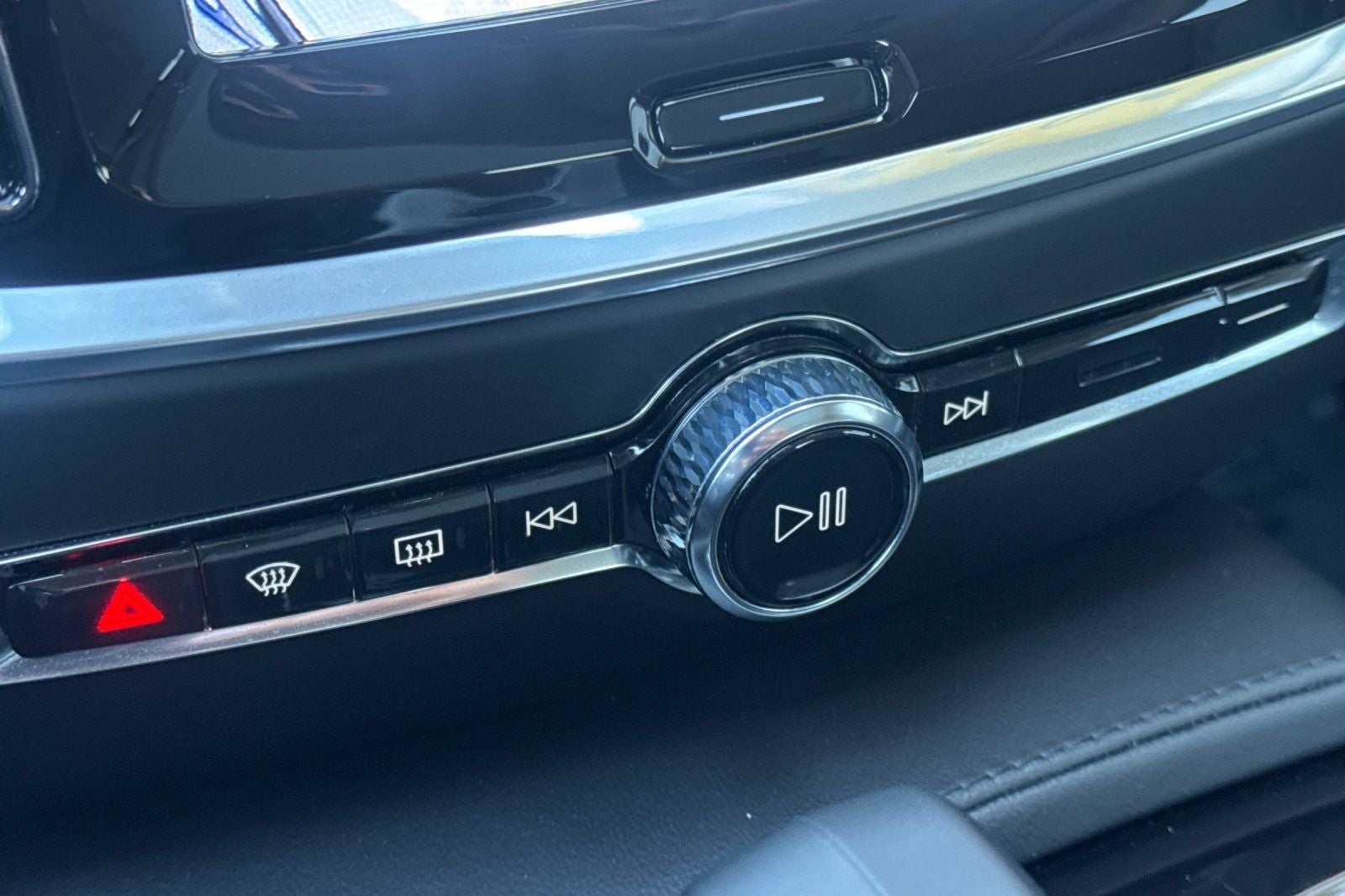 2023 Volvo S60 Recharge Plug-In Hybrid T8 Plus Dark Theme