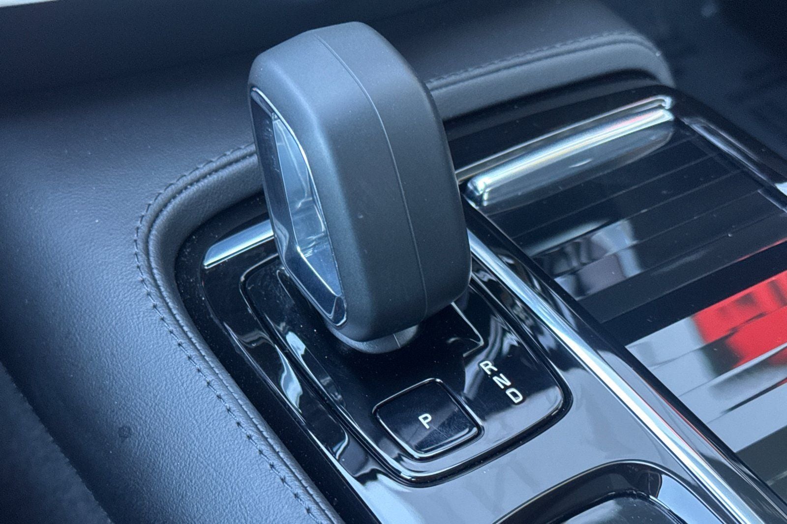 2023 Volvo S60 Recharge Plug-In Hybrid T8 Plus Dark Theme