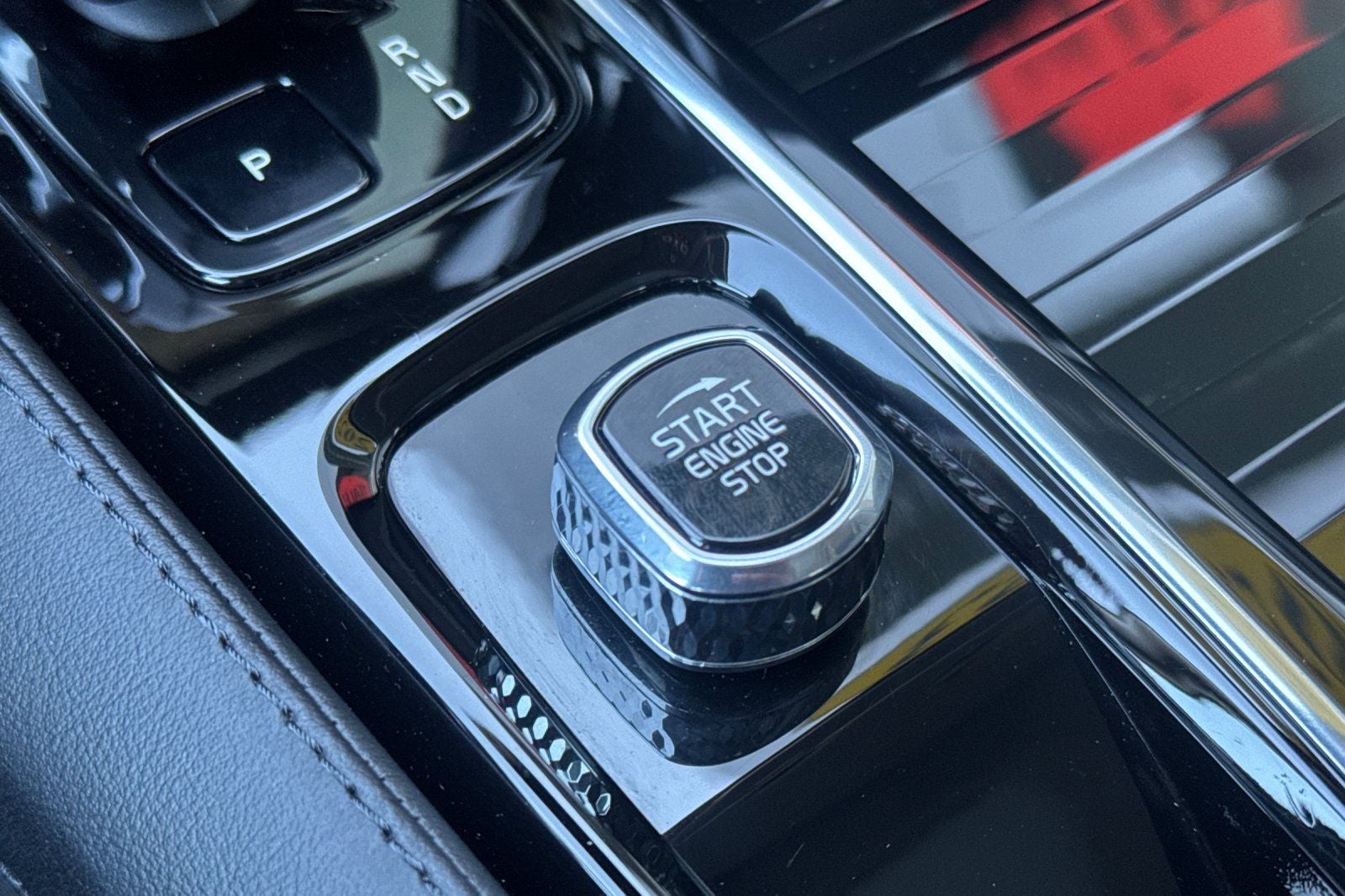 2023 Volvo S60 Recharge Plug-In Hybrid T8 Plus Dark Theme