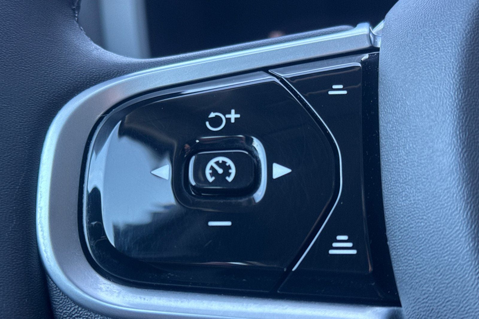 2023 Volvo S60 Recharge Plug-In Hybrid T8 Plus Dark Theme