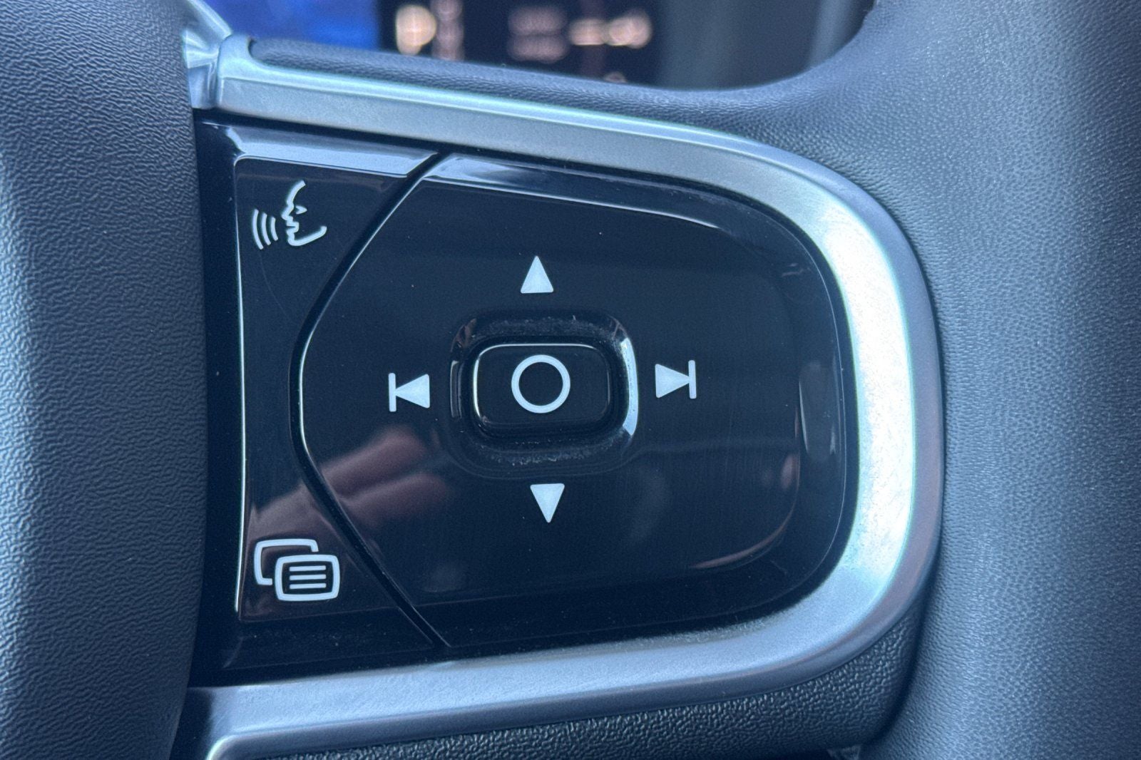 2023 Volvo S60 Recharge Plug-In Hybrid T8 Plus Dark Theme