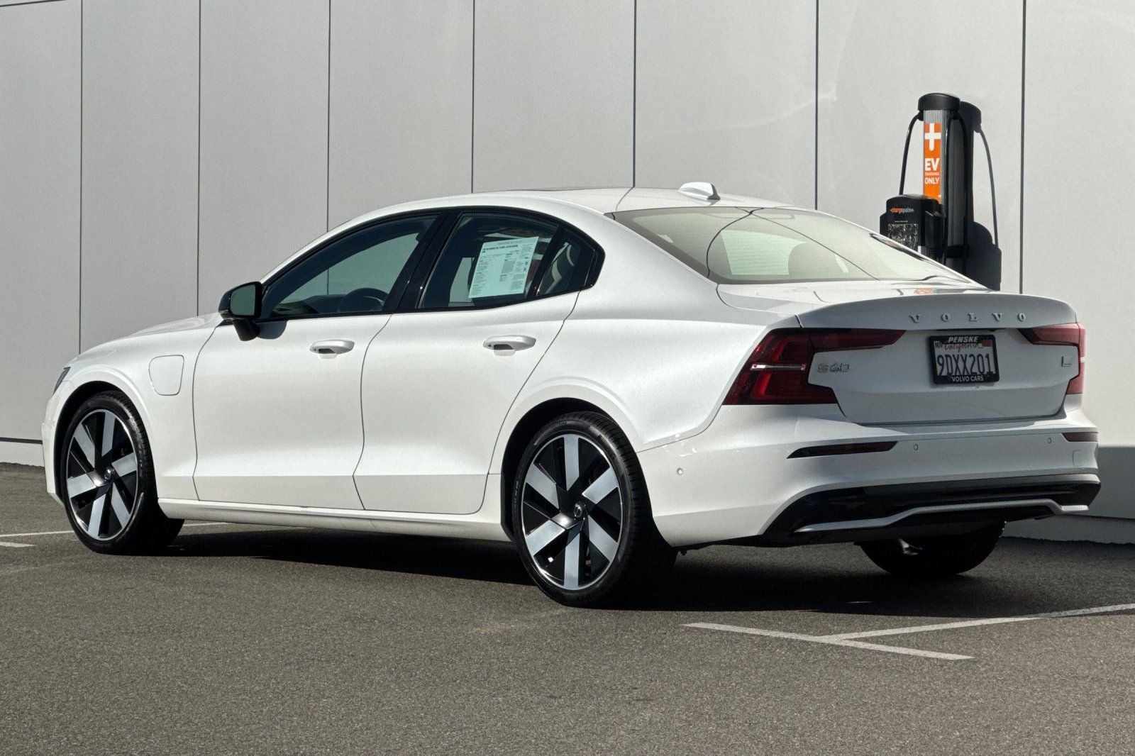 2023 Volvo S60 Recharge Plug-In Hybrid T8 Plus Dark Theme