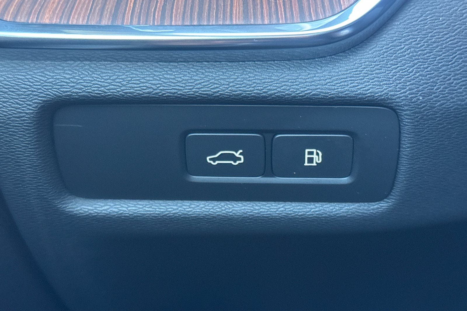 2023 Volvo S60 Recharge Plug-In Hybrid T8 Plus Dark Theme