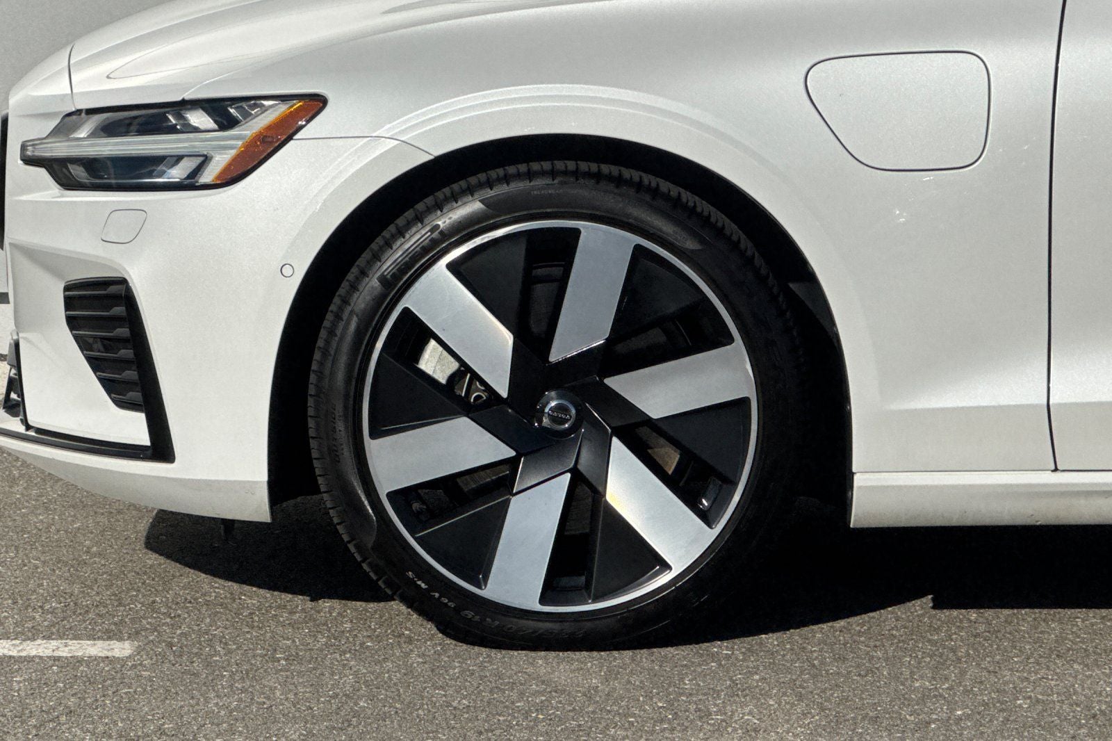 2023 Volvo S60 Recharge Plug-In Hybrid T8 Plus Dark Theme