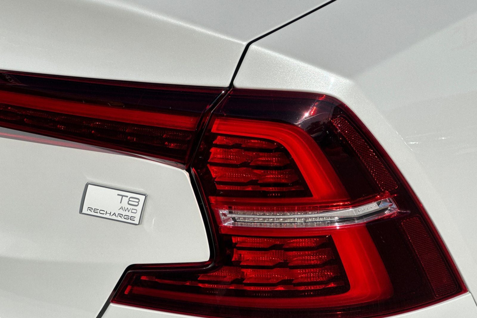 2023 Volvo S60 Recharge Plug-In Hybrid T8 Plus Dark Theme