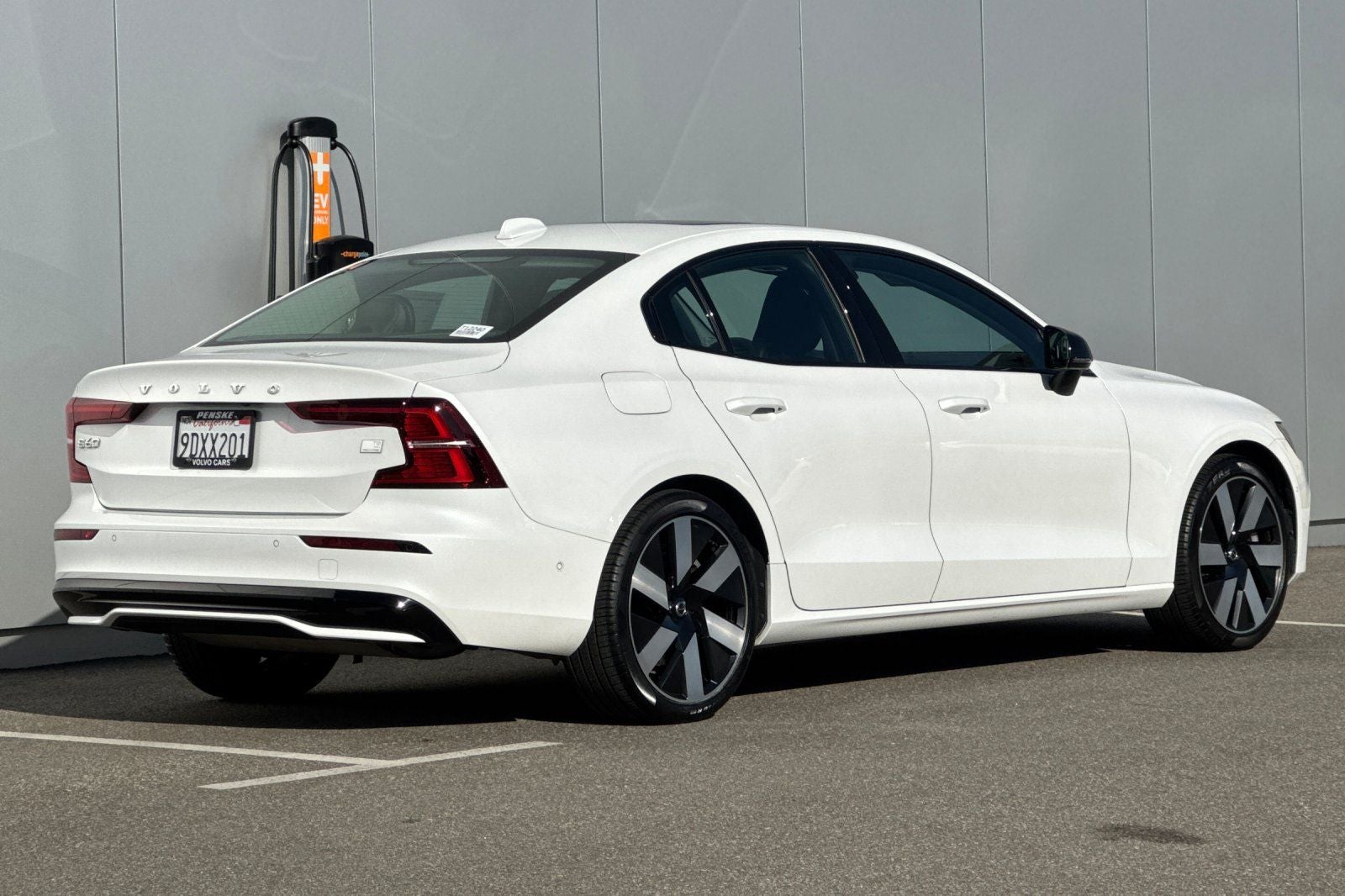 2023 Volvo S60 Recharge Plug-In Hybrid T8 Plus Dark Theme