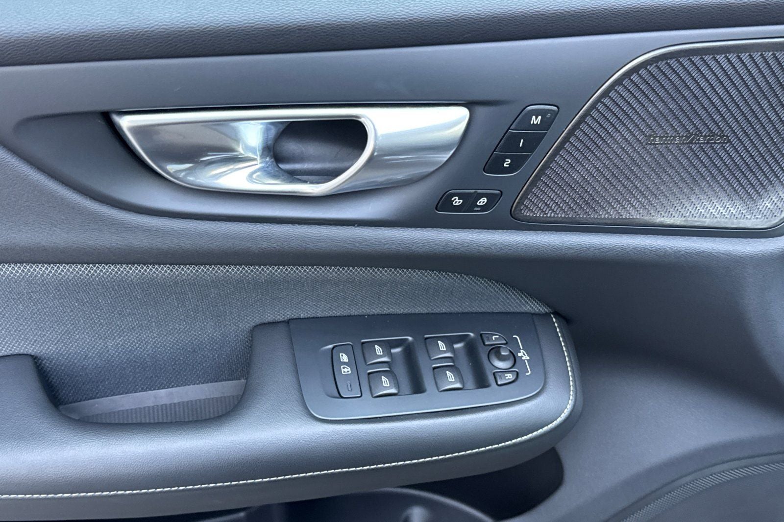 2024 Volvo S60 B5 Plus Black Edition