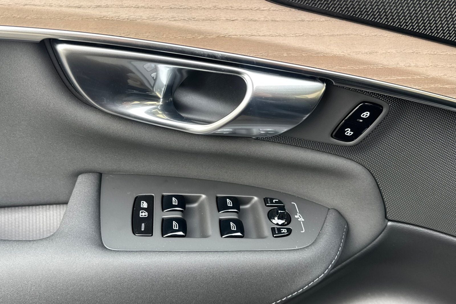 2026 Volvo XC90 B6 Plus 6-Seater