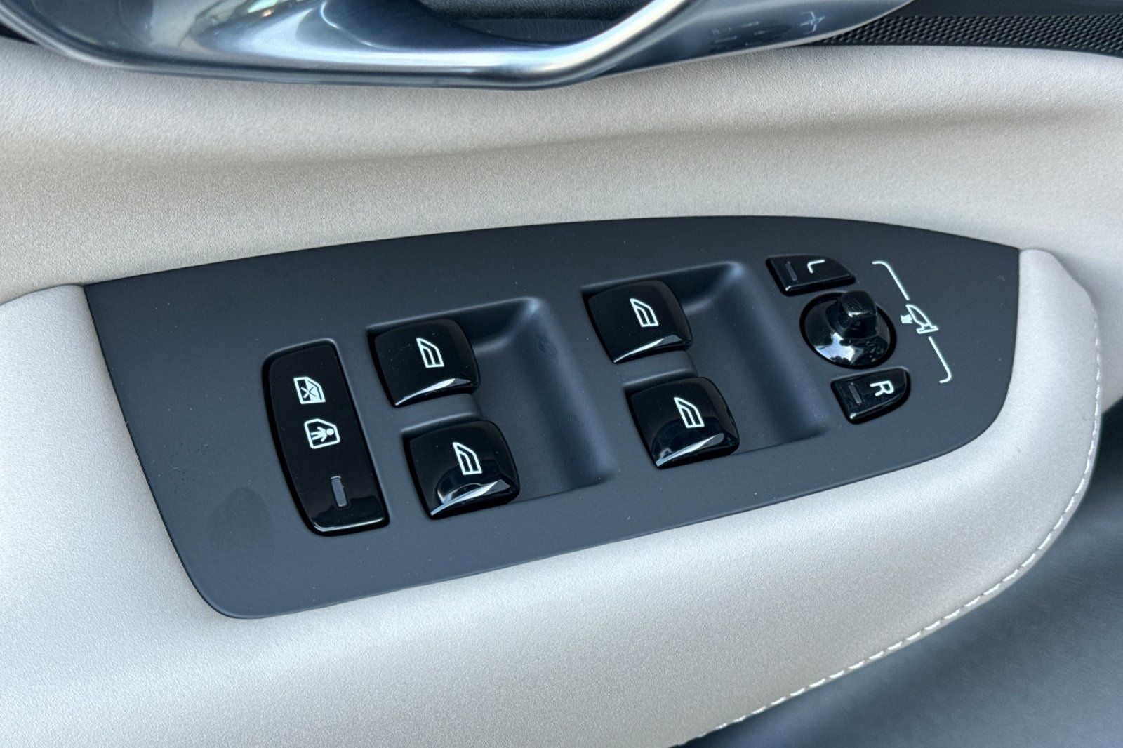 2026 Volvo XC90 B6 Plus 6-Seater