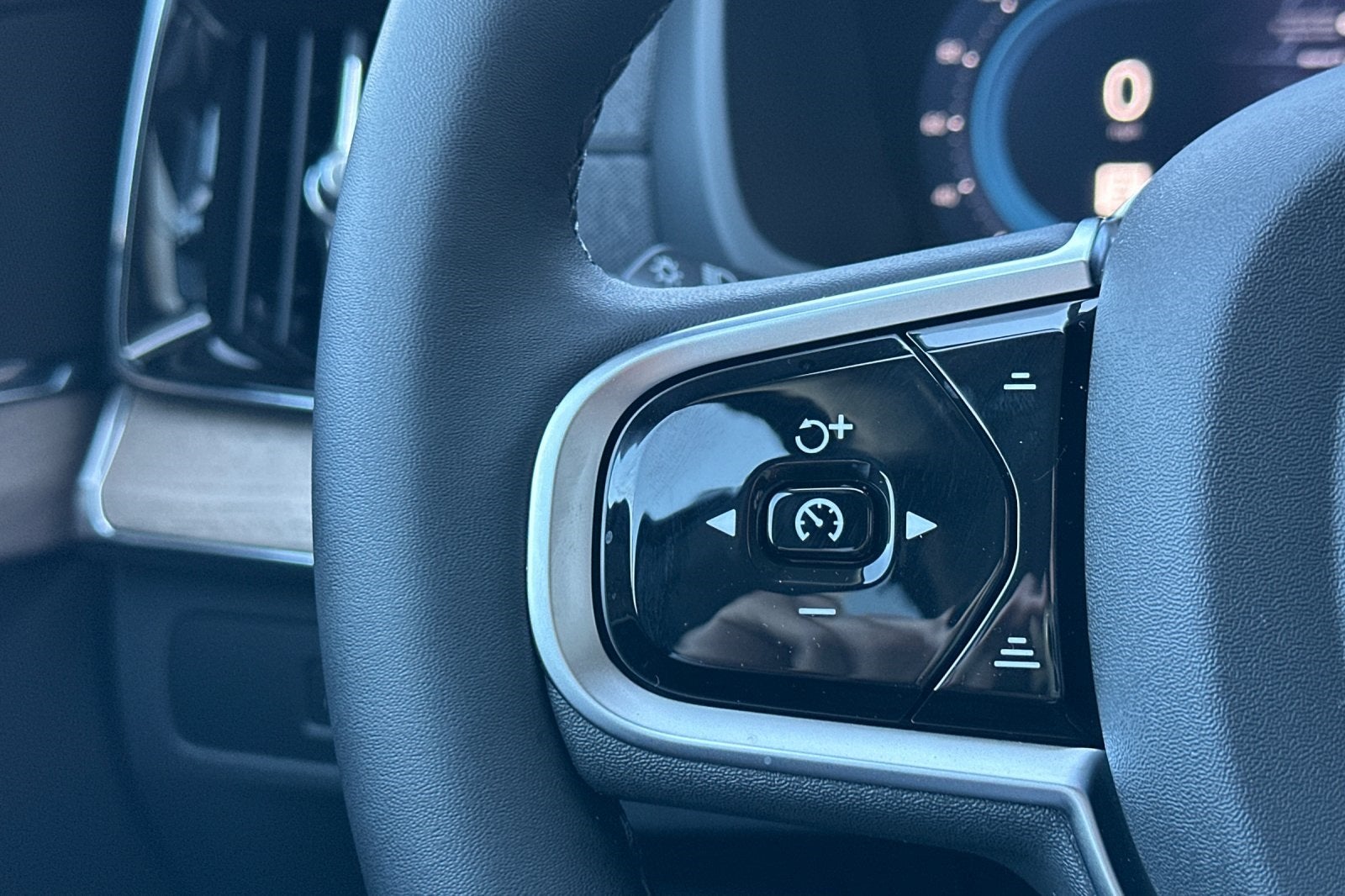 2025 Volvo XC90 B6 Core 2025.5