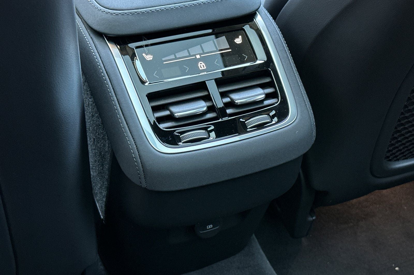 2025 Volvo XC90 B6 Core 2025.5