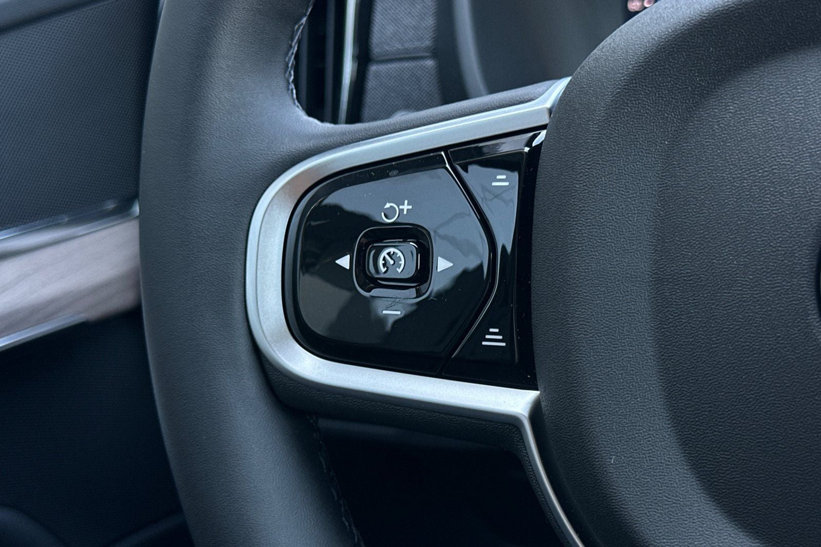 2025 Volvo XC90 B6 Core 2025.5