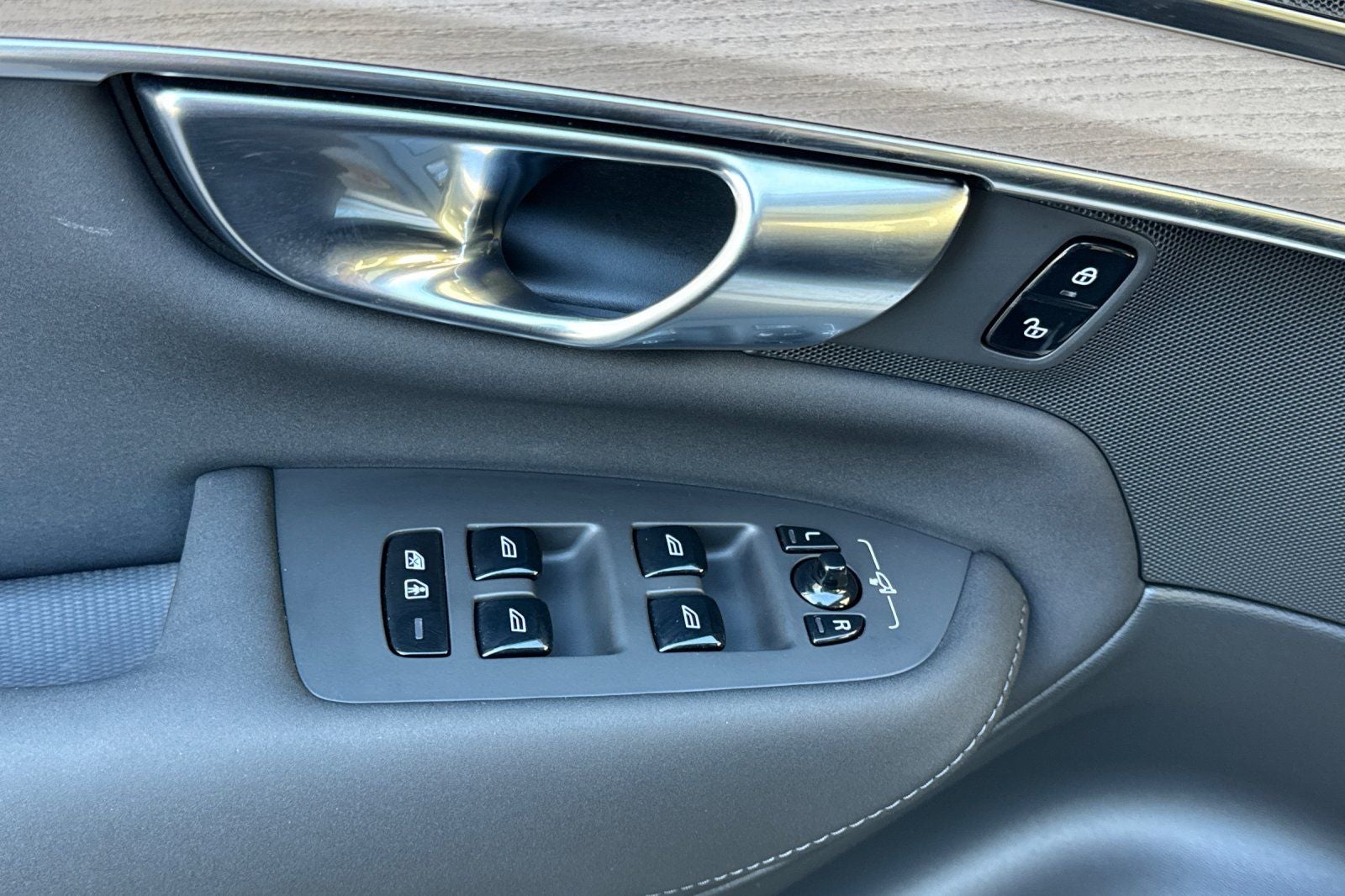 2025 Volvo XC90 B6 Core 2025.5