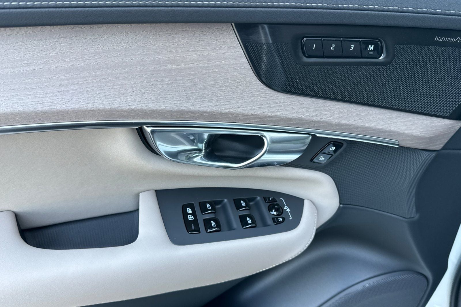 2027 Volvo XC90 B6 Plus 7-Seater