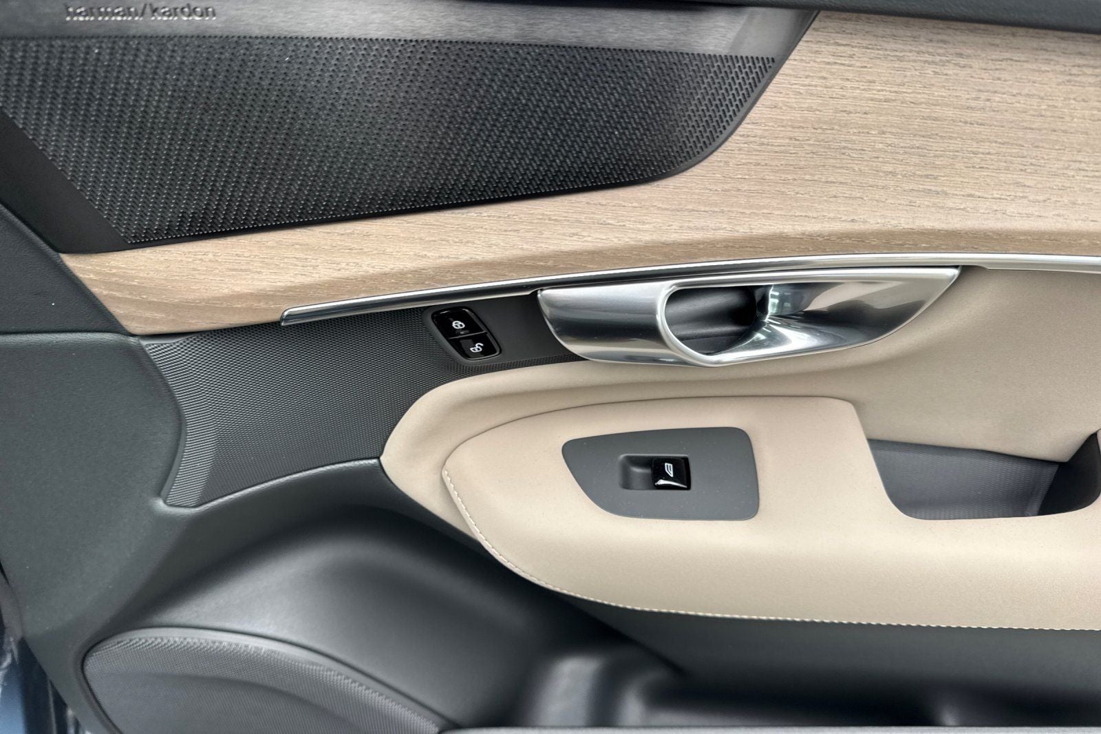 2027 Volvo XC90 B6 Plus 7-Seater