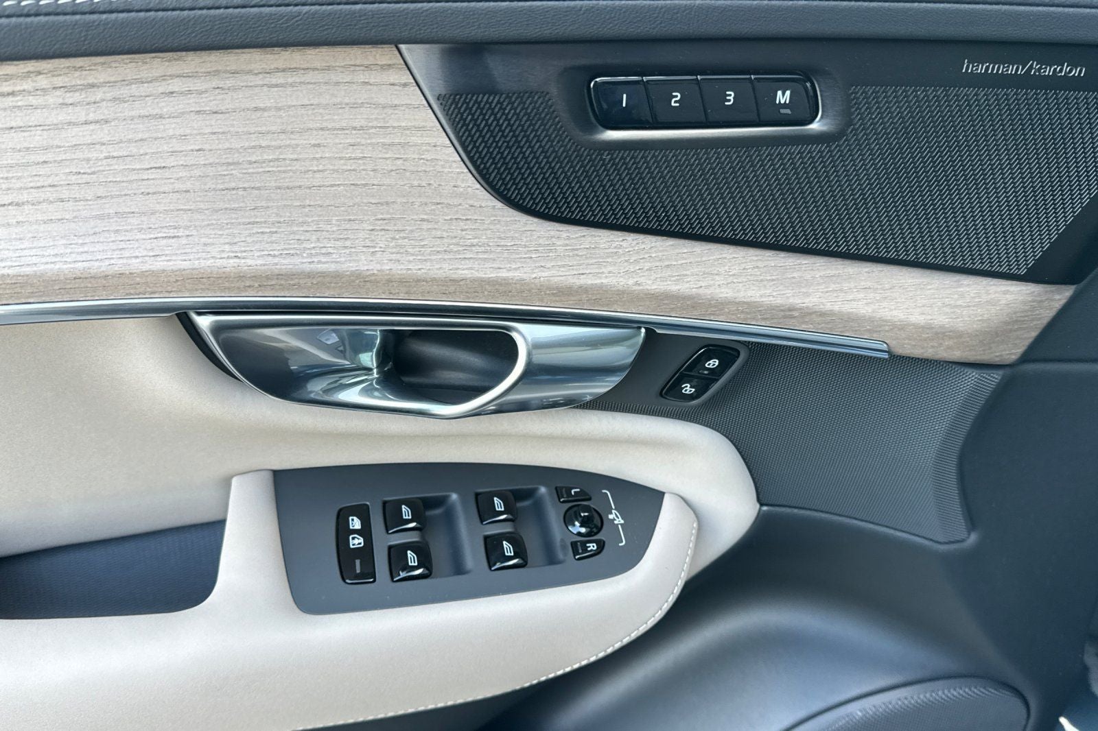 2027 Volvo XC90 B6 Plus 7-Seater