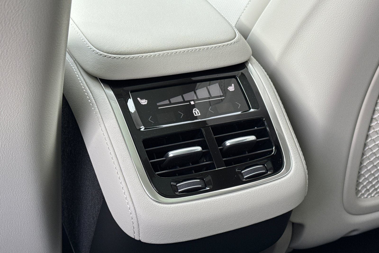 2027 Volvo XC90 B6 Ultra