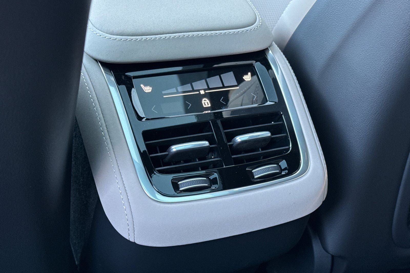 2027 Volvo XC90 B6 Ultra