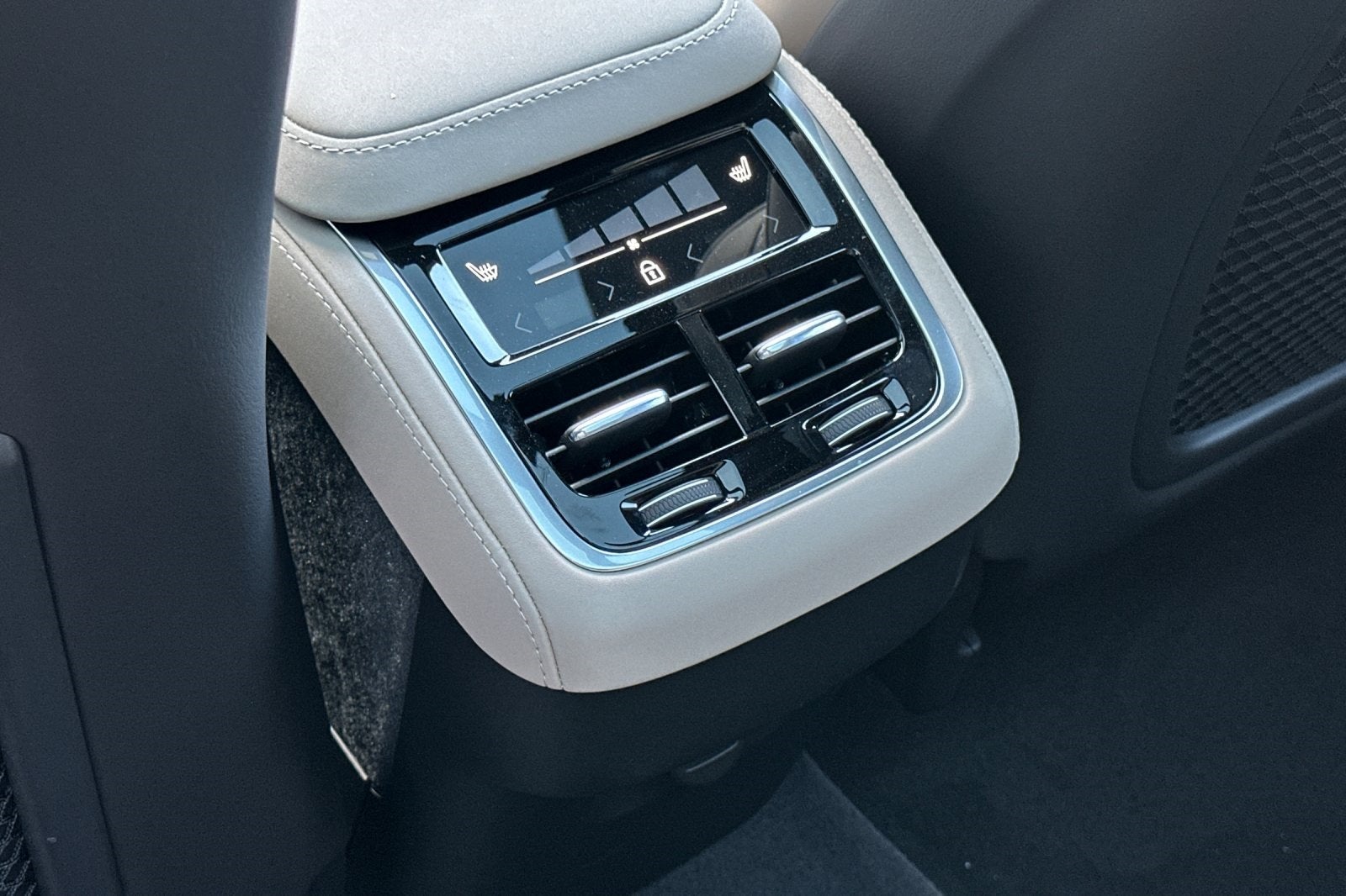 2026 Volvo XC90 B6 Core