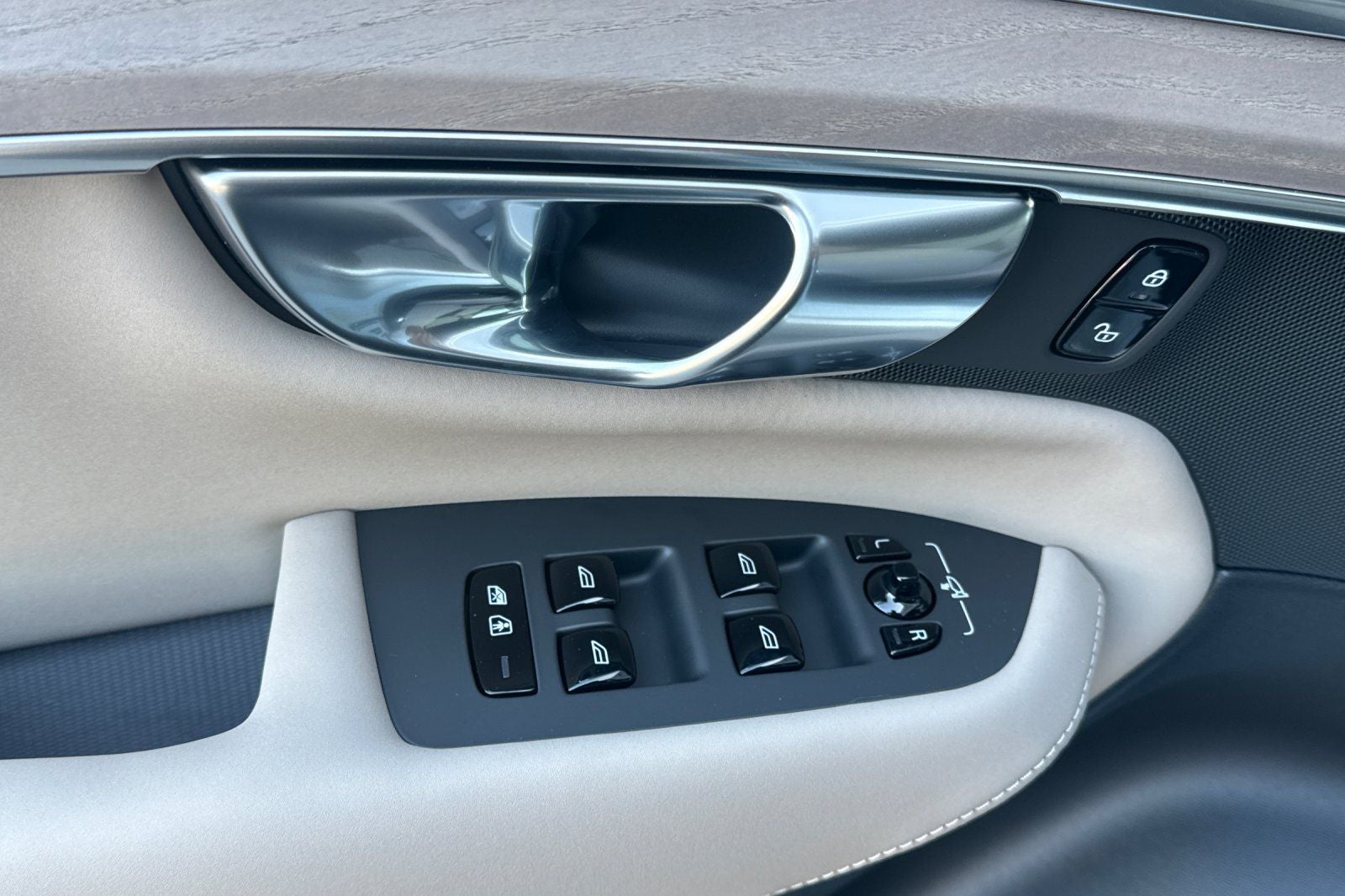 2026 Volvo XC90 B6 Core