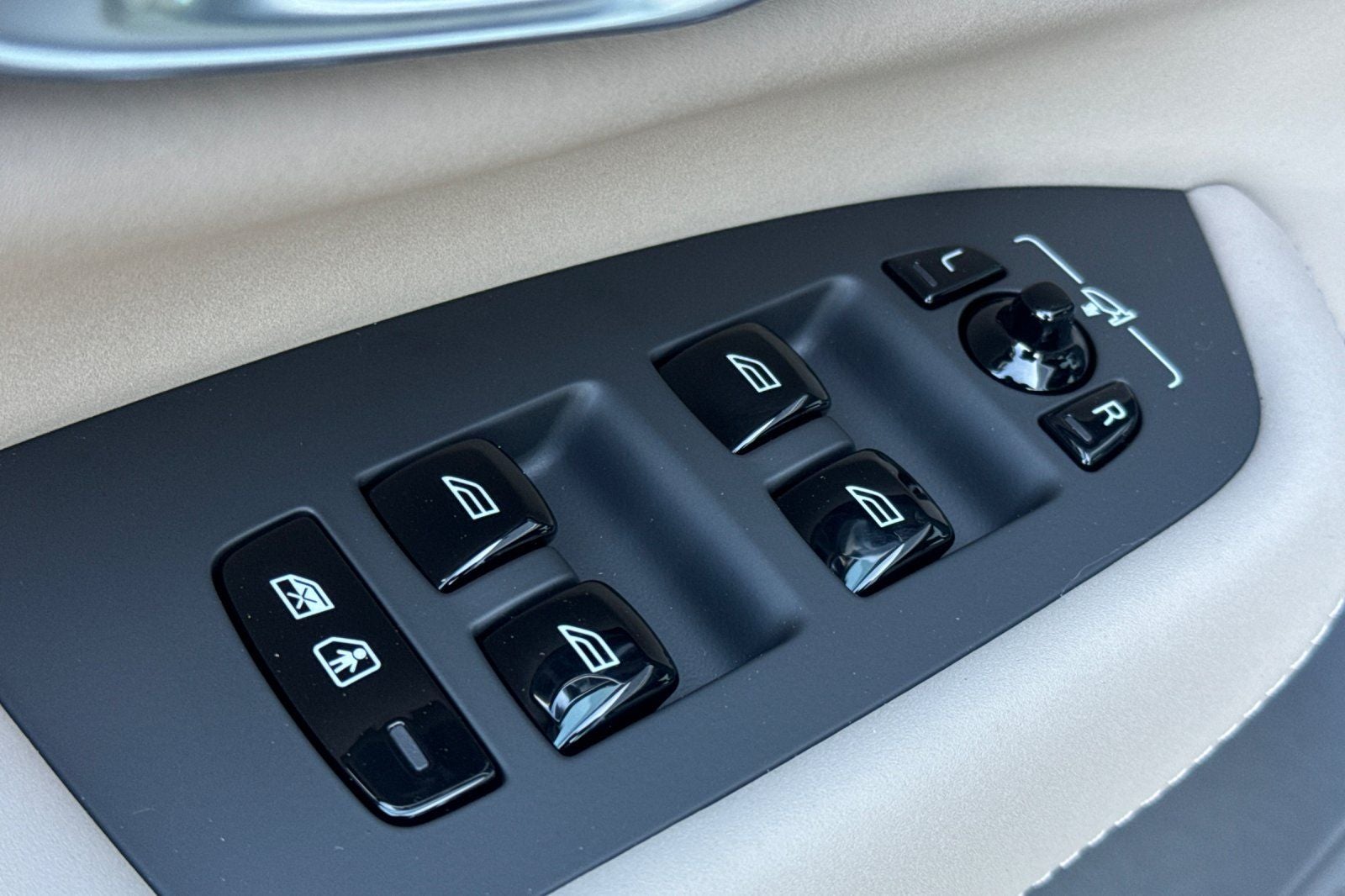 2026 Volvo XC90 B6 Core