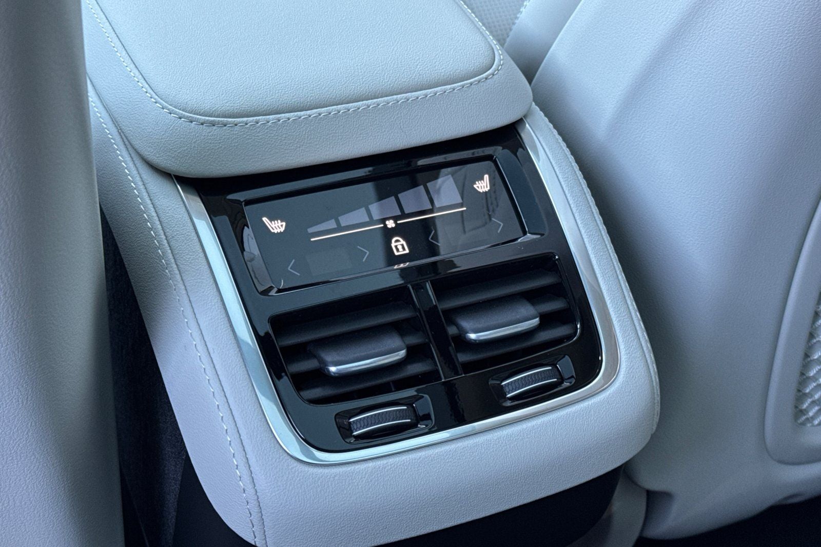 2027 Volvo XC90 B6 Ultra