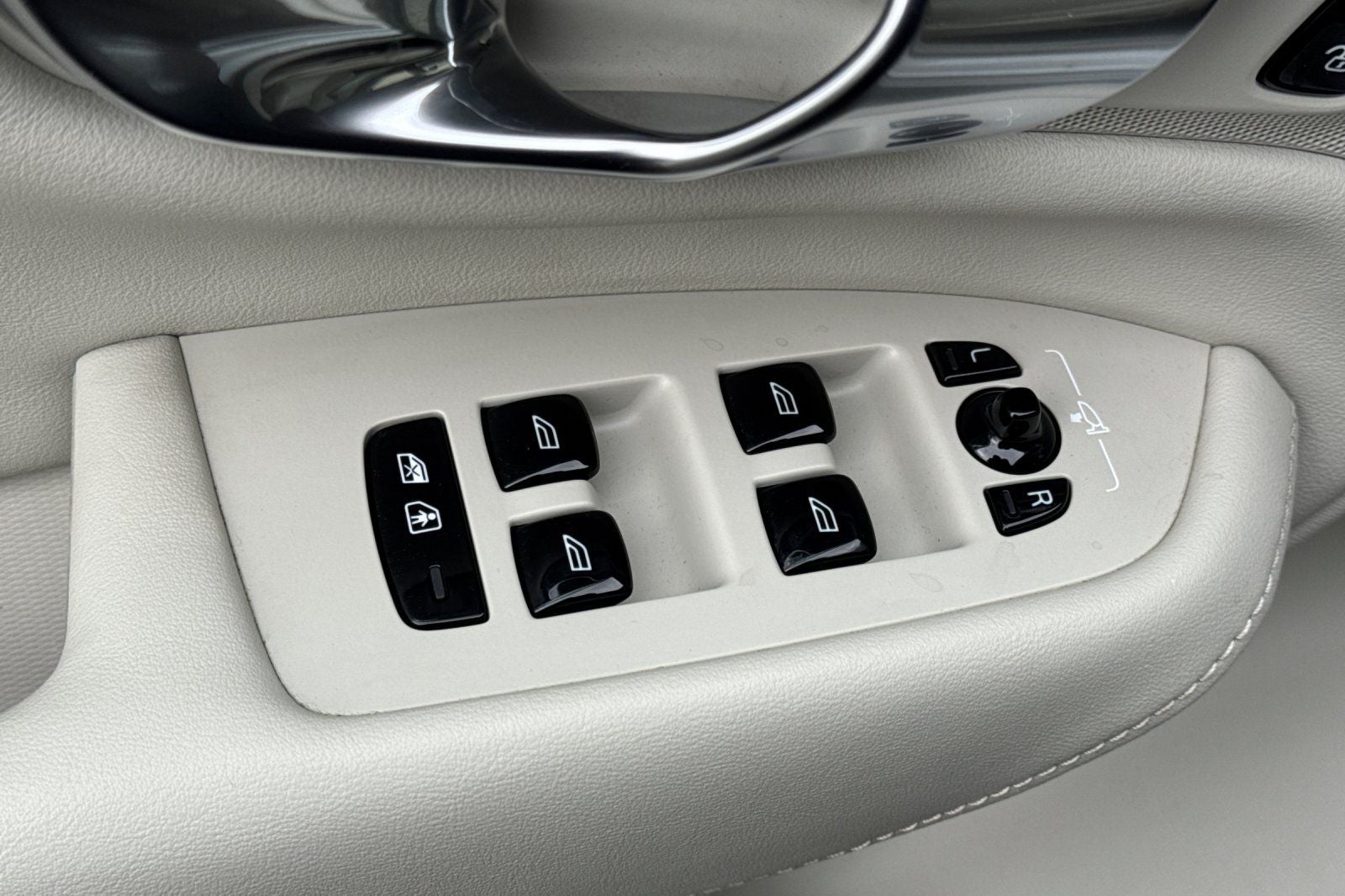 2023 Volvo XC90 B6 Core