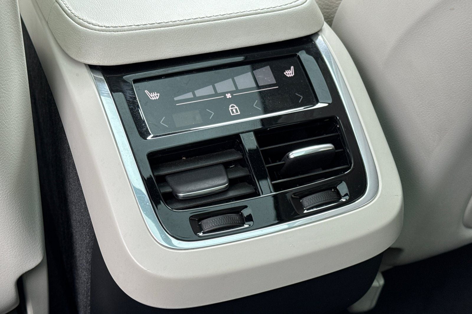 2023 Volvo XC90 B6 Core