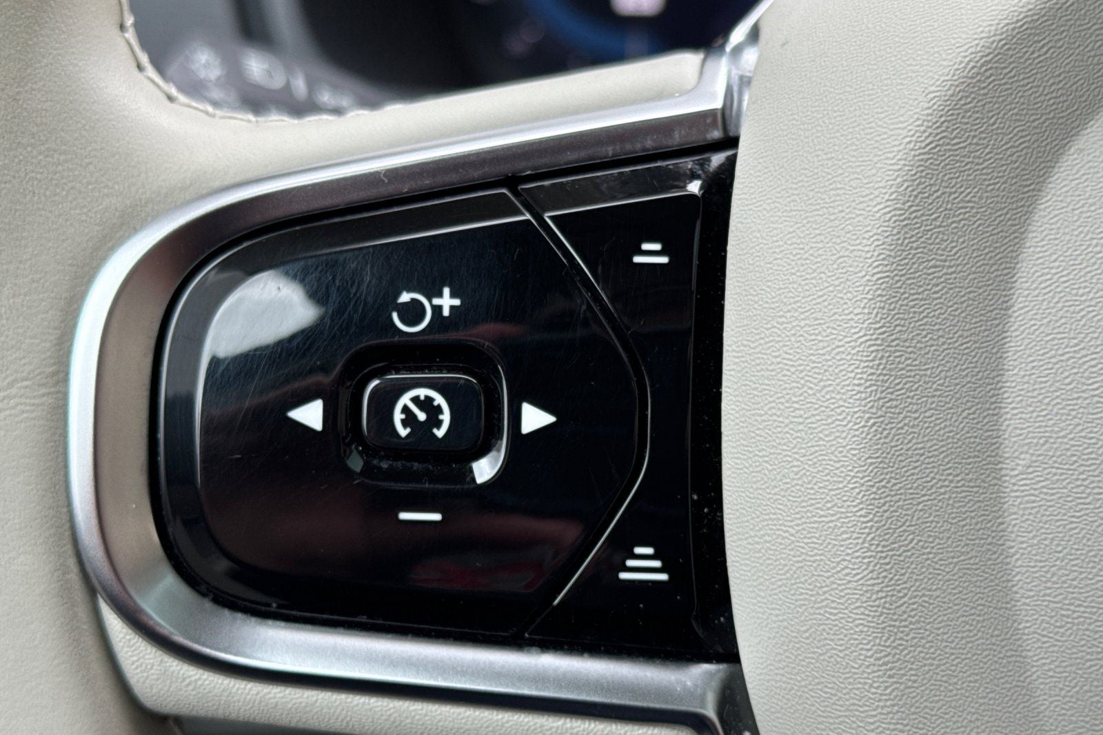 2023 Volvo XC90 B6 Core