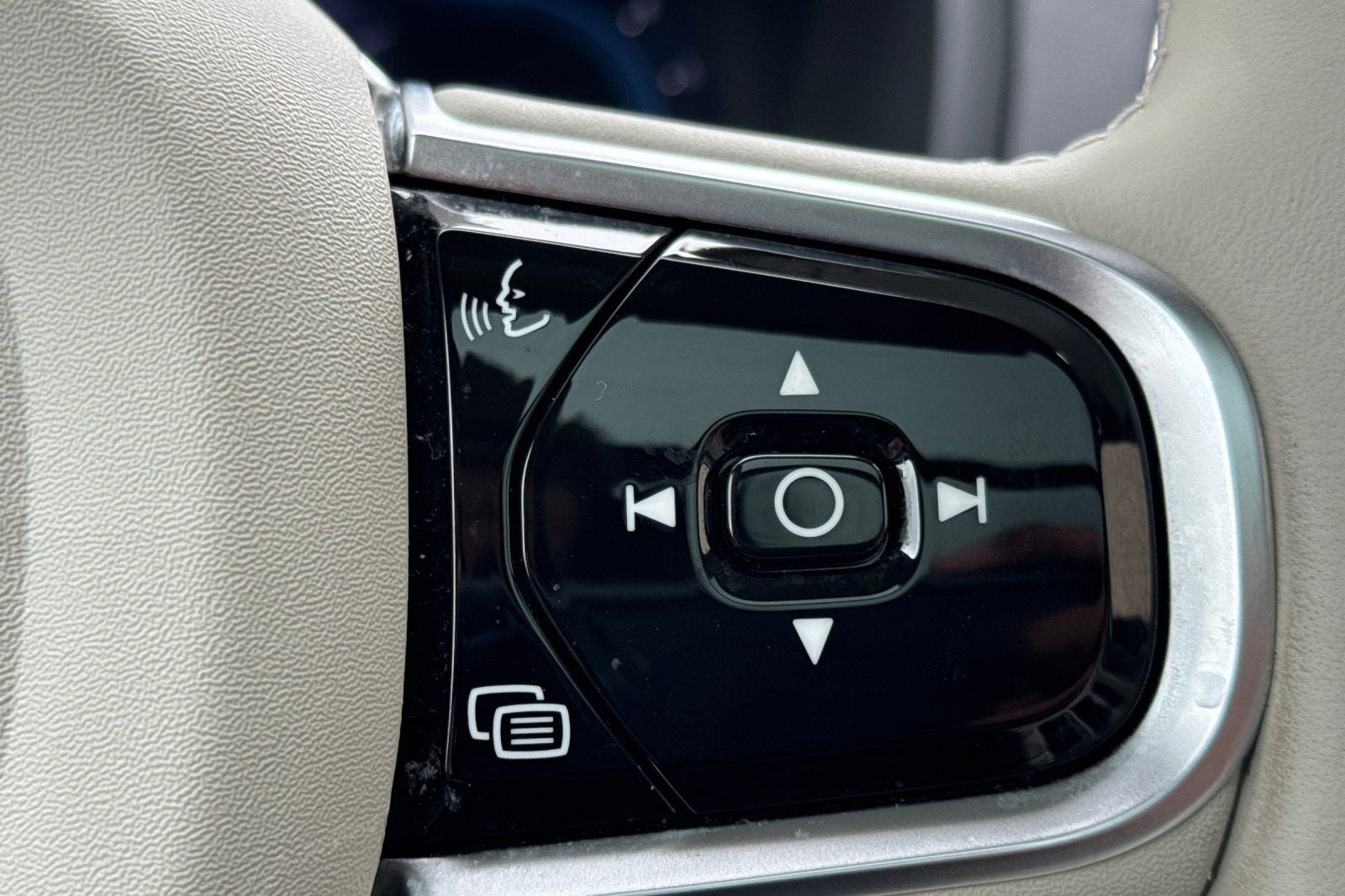 2023 Volvo XC90 B6 Core