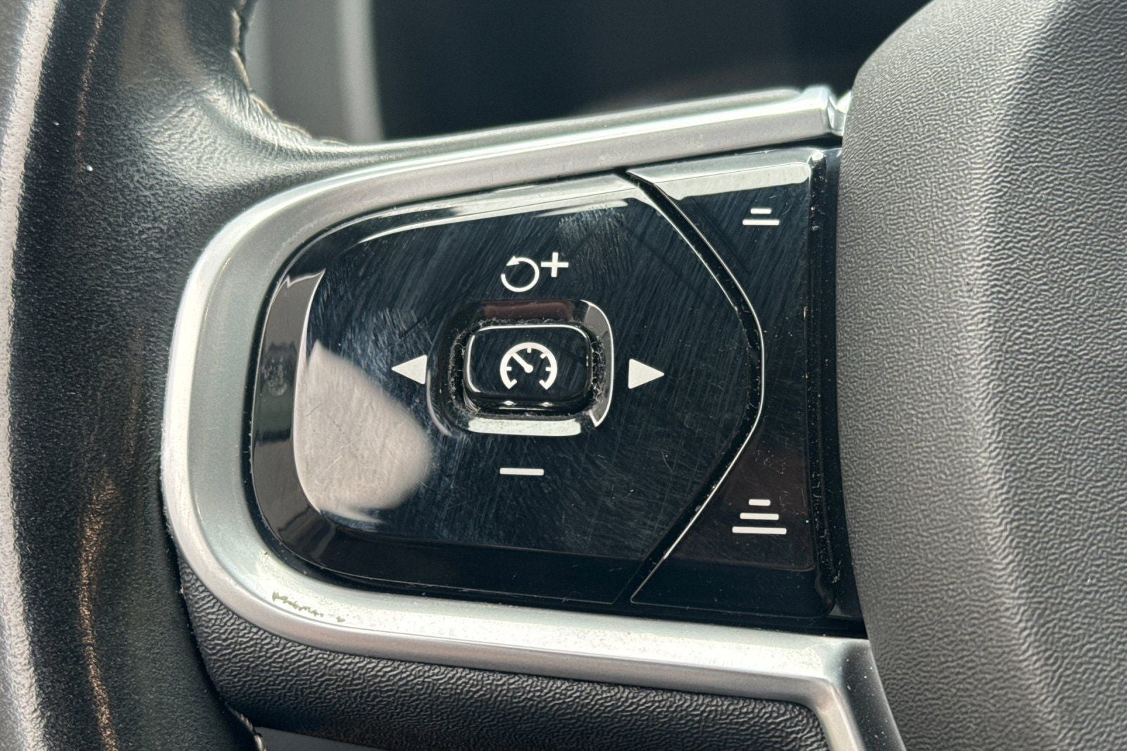 2021 Volvo XC60 Recharge Plug-In Hybrid T8 R-Design