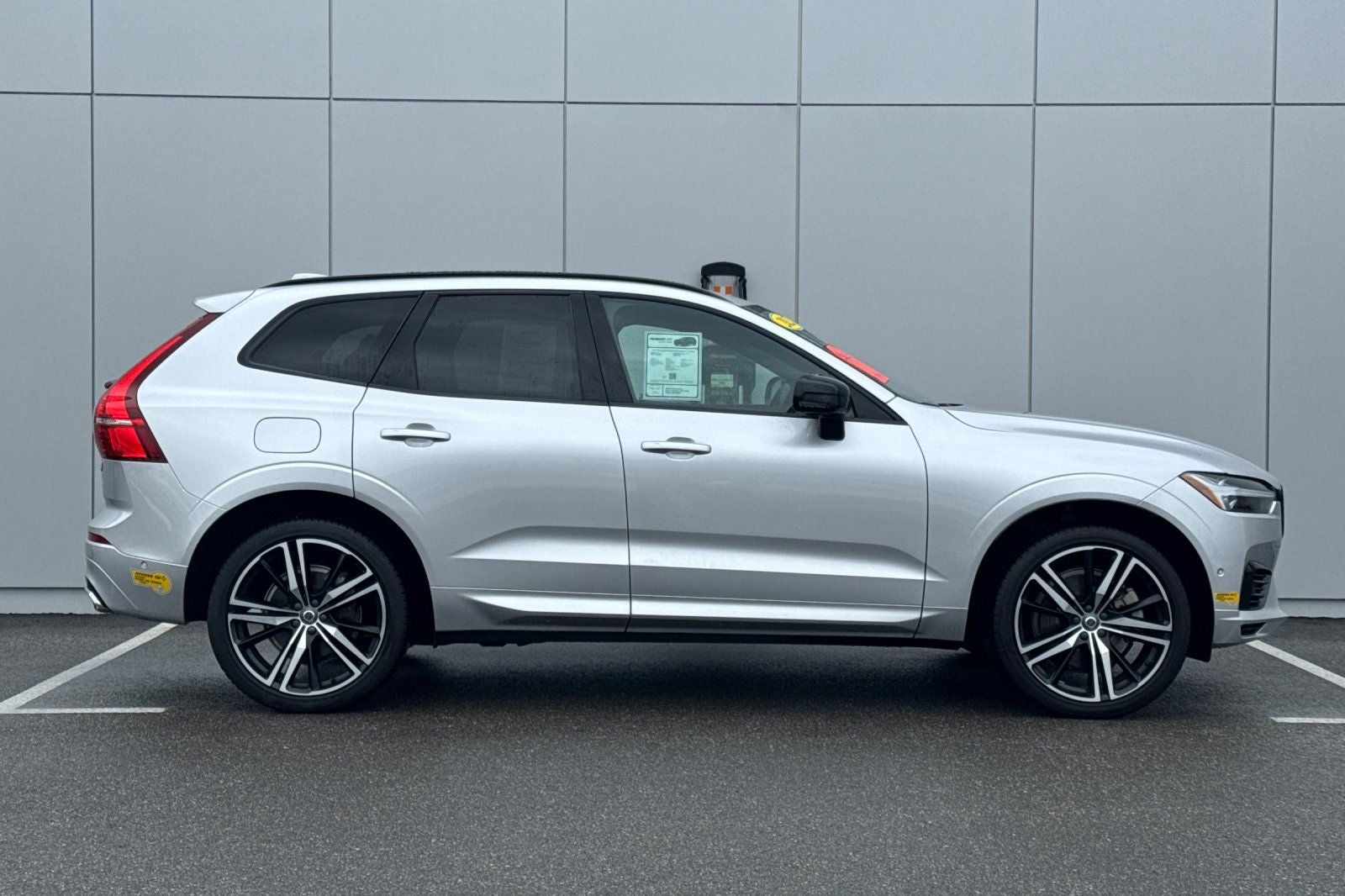 2021 Volvo XC60 Recharge Plug-In Hybrid T8 R-Design